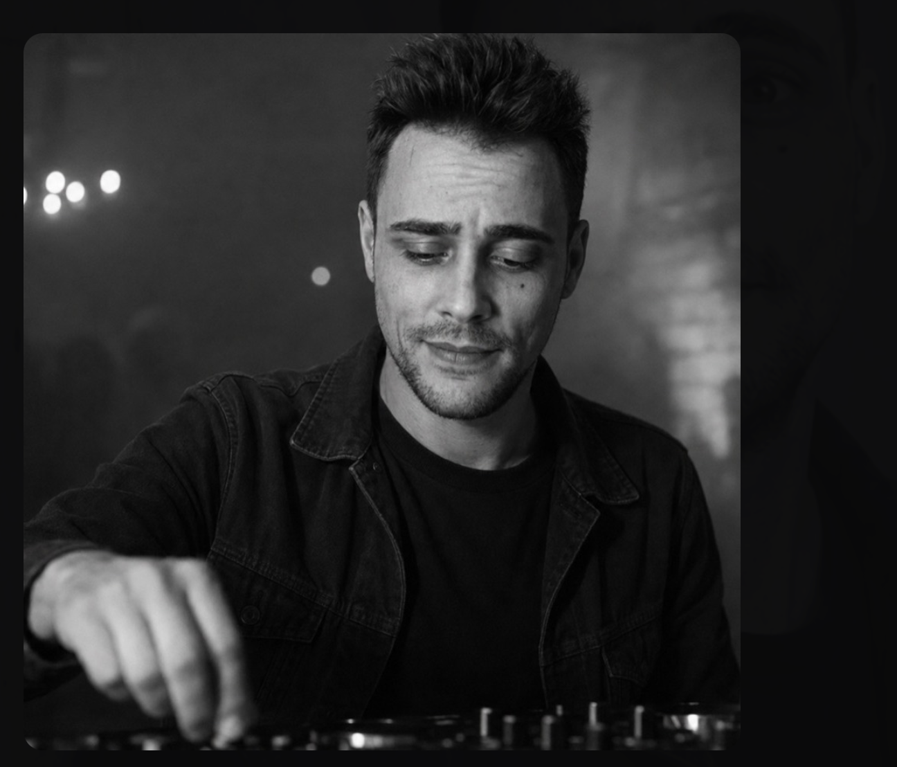 Josh Tebori am DJ-Pult, Nahaufnahme
