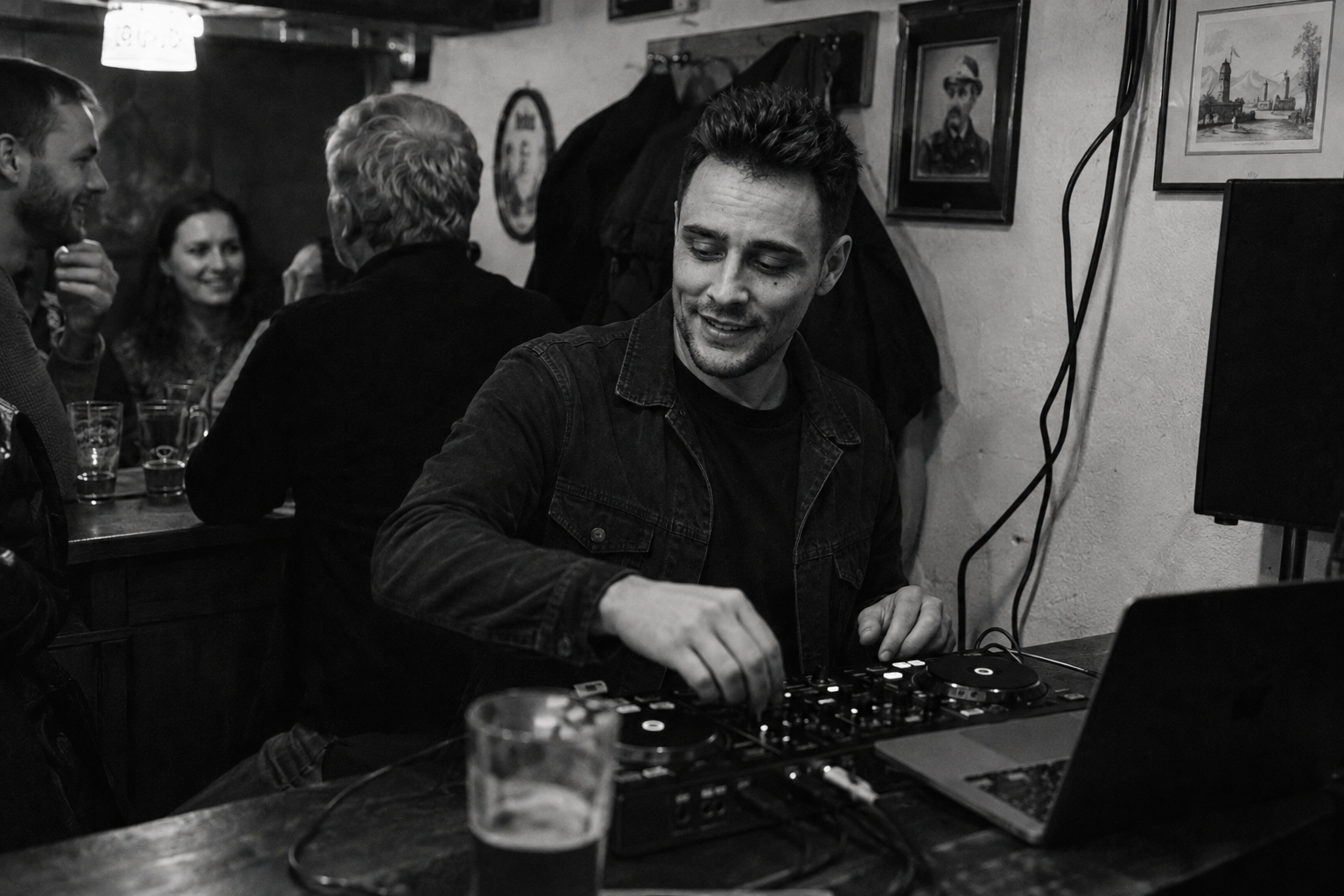 Josh Tebori am DJ-Pult live in der Bar